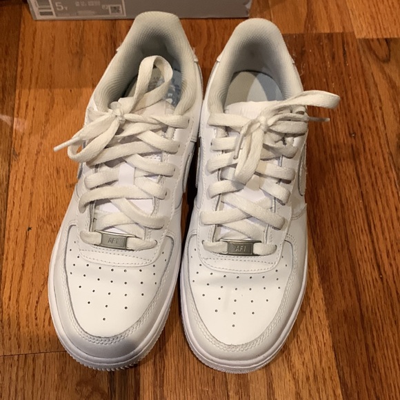 Air Force 1 (GS) in White - Picture 6 of 8